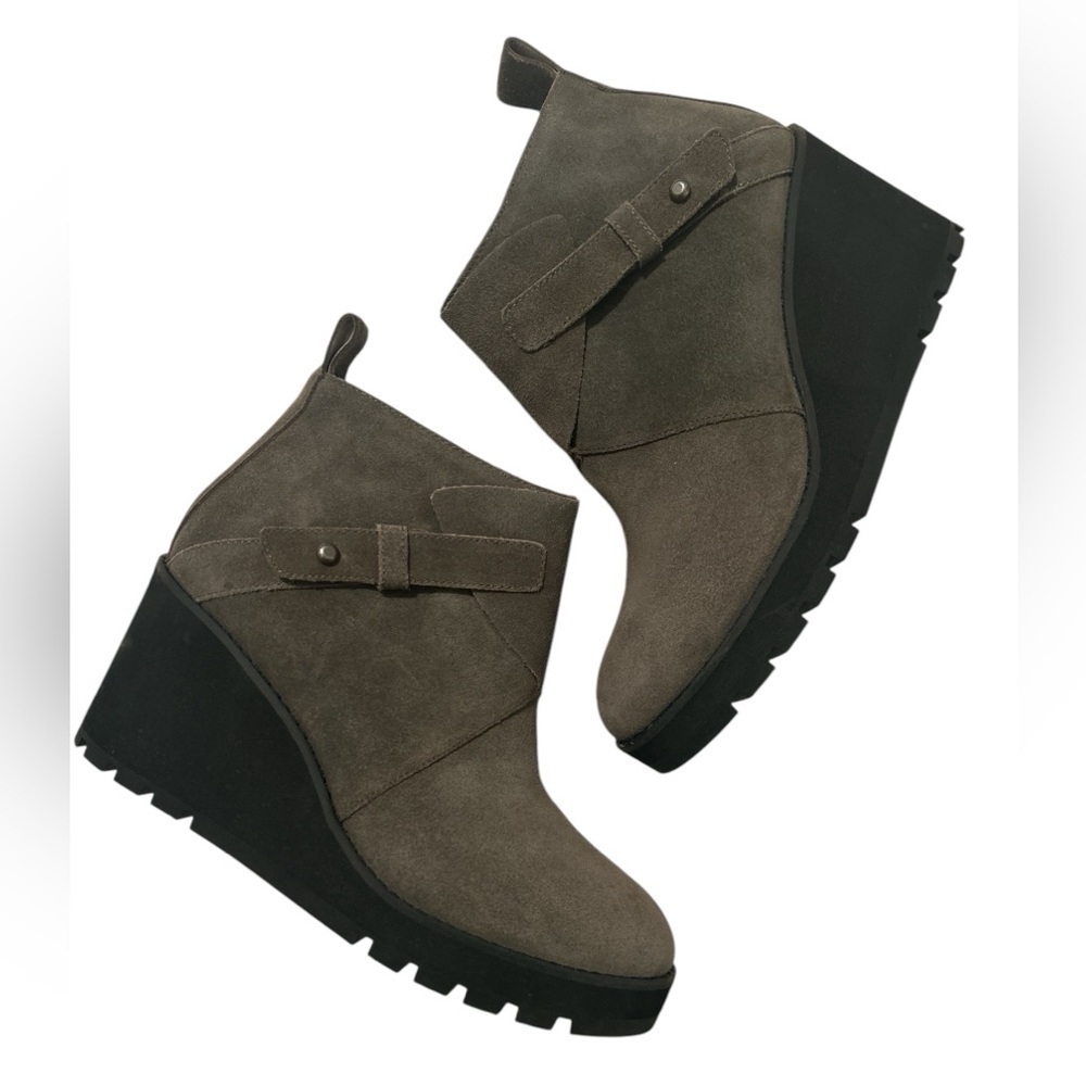 Eileen Fisher Women’s Sz 9.5 Wedge Green Suede Bootie Sleek Minimalist